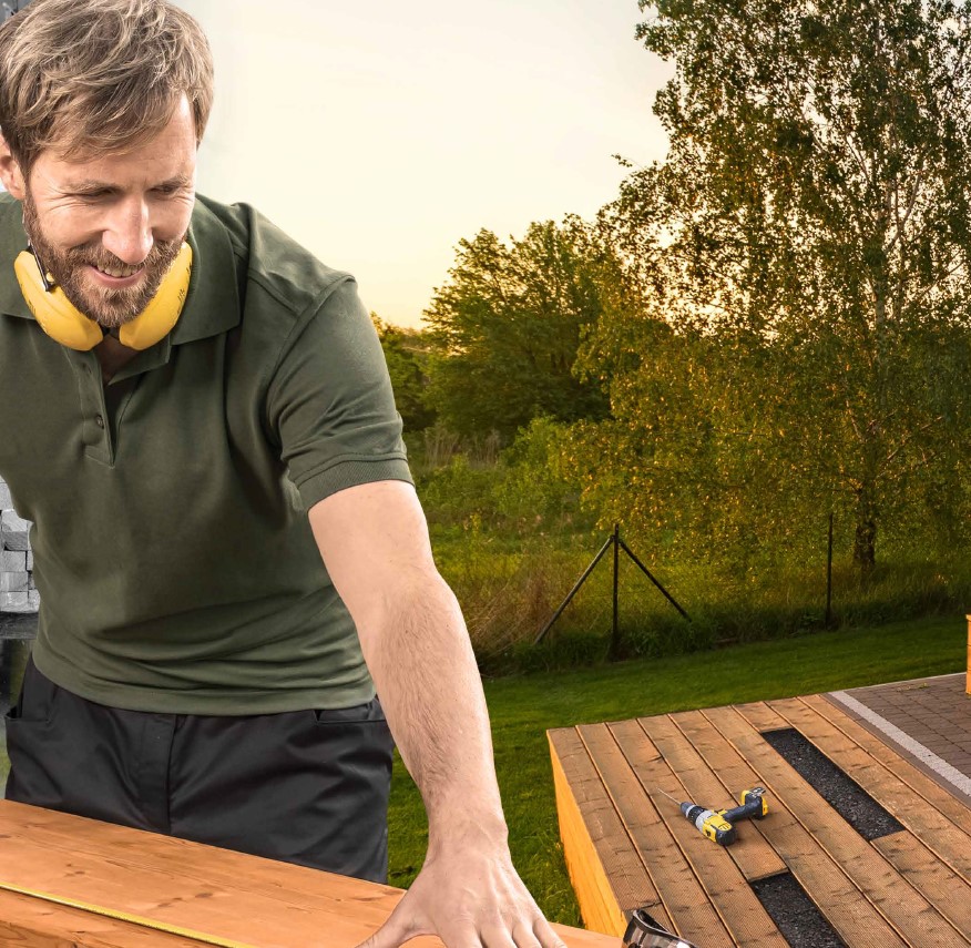 Quereinsteiger arbeitet mit Holz im GaLaBau