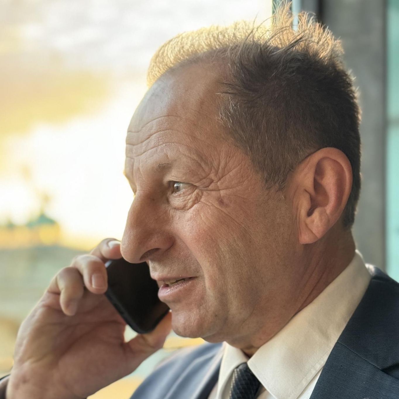 BGL-Präsident Thomas Banzhaf am Telefon im Hintergrund das Brandenburger Tor